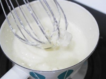 step5: 將奶油起士一小塊一小塊放入攪拌融化!!!放入冰箱冷藏約10-20分鐘!!