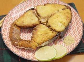 step2: 時間到後取出!!! 顏色烤的很美的土魠魚上桌&gt;////