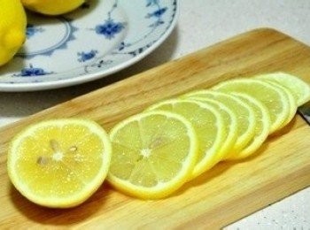 step1: 檸檬切片去核，燉盅擦乾淨不要有水，然後將切好的檸檬放進燉盅里