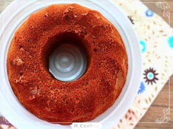 step6: 混合好的麵糊倒入模具，放入預熱過的烤箱以180度C烤30-35分鐘（以竹籤測試是否有沾黏麵粉，斟酌烘烤分鐘數）