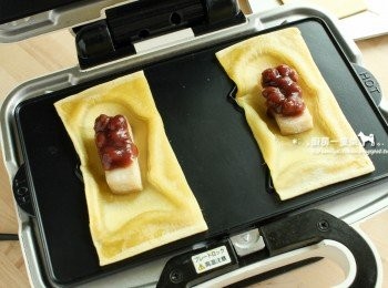 step3: 因為我使用的是原味甜年糕，所以另外放了點蜜紅豆增加味道。蜜紅豆可省略，或直接使用紅豆年糕應該也會很不錯。