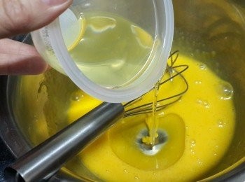 step6: 倒入葵花籽油攪拌均勻