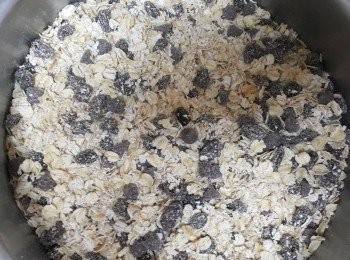 step1: 將燕麥片及莓果乾(巧克力豆)放入大碗中乾拌均勻