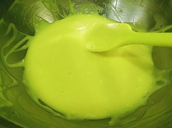 step2: 白巧克力隔水加熱溶化後加入蛋黃 奶油起司 攪拌均勻後 將調理盆拿離開隔水加熱的鍋子
再將打發的蛋白分三次加入 每次攪拌均勻後才可再加入