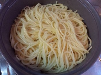 step5: 盛起意粉後即放入白汁中煮一會，讓意粉吸收鍋中的汁液。