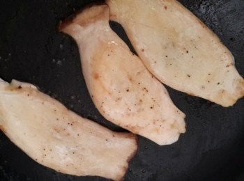 step3: 杏鮑菇切薄片狀~將奶油入鍋中融化將它放入兩面都煎一下 因為是薄片所以很快熟喔^^