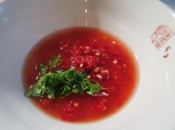 step2: 泰式酸辣醬．檸檬汁．魚露．辣椒．香菜少許糖拌勻備用