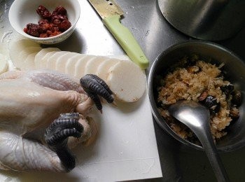 step5: 山藥切片或塊狀。將紅棗、枸杞，炒好的糯米料用湯匙塞入雞身體內，用牙籤封住開口處。