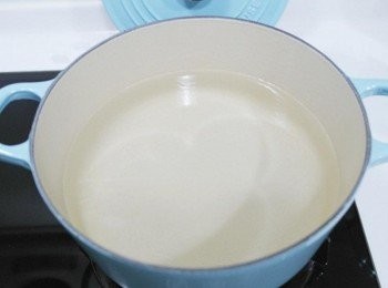 step2: 在鍋中倒入水後中火煮滾~~