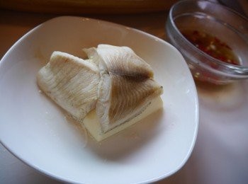 step3: 電鍋用1/4杯水蒸熟豆腐和魚片。約10分鐘。 蒸熟後倒出水分。淋上<span class="group_2">調味</span>再保溫5分即可。