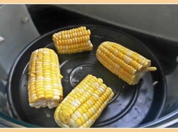 step1: 先將粟米清洗乾淨後, 再一分為二。預熱光波爐, 160度波10分鐘, 再反轉波8分鐘。塗上蜜糖波3分鐘, 即可上碟。