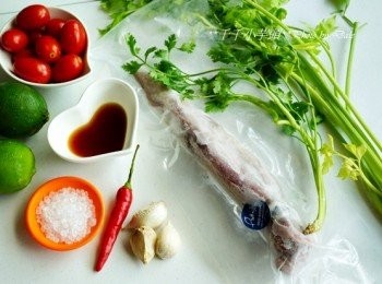 step1: 材料有

小卷 1尾

洋蔥　1/3顆

聖女番茄 10顆

檸檬 2顆

芹菜 約4株

香菜 適量　

冰糖 1大匙

烏醋 2大匙

蒜頭 2-3瓣

辣椒 1/3條(依想要的辣度增減)