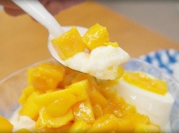 step10: 好香濃的牛奶冰~~還有很甜的芒果呢^^ 把底下的芒果泥搗一搗~~好好吃!!!! 再配上一口奶酪...奶香味十足唷&gt;///