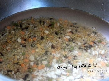 step3: 將米粒在水裡稍微清洗兩回
然後用《冷水 - 500g》下去浸泡六個小時