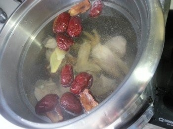 step6: 水滾後落所有材料,煮滾後轉小火煮3小時落鹽調味