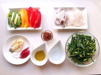 step1: 準備所有材料。蒜頭切片,辣椒切片,韭菜花去除老梗的部份切成段狀。將透抽去除外皮及內臟,切花備用。