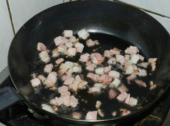 step11: 培根切碎後，入鍋中將油份煎除