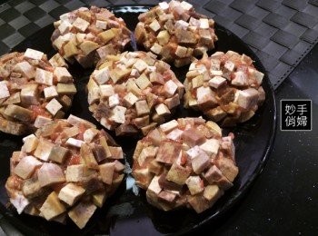 step3: 然後把豬絞肉在手裡捏成一個團狀,接著抓一些芋頭黏在肉的上層面之後翻面到背面再抓一些芋頭鋪在背面,用手包成一個圓形,確定每一塊小芋頭都有黏在肉上之後,就把它輕輕的放在盤子上,以此類推~直到做完全部的芋頭丸子