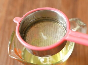 step6: 內餡做法（步驟6-11）：
以小刀打散蛋白（小刀可幫助切斷蛋白中的繫帶），把蛋白以網篩過濾，量好110毫升已過濾的蛋白。