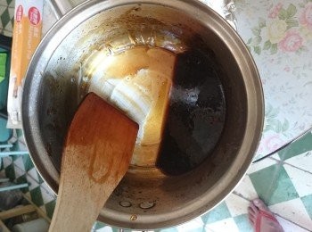 step2: 將椰糖倒入已滾的清水，再以文火慢慢煮到椰糖完全溶化及變成糖醬。(需注意，勿煮得太濃稠)