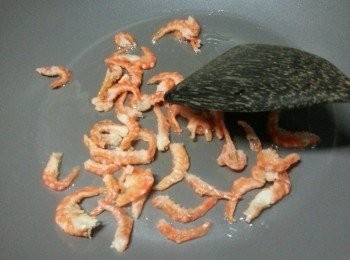 step4: 起油鑊先爆香蝦米