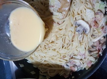 step14: 轉大火收乾汁液,再加入<span class="group_3">B芡汁:</span>水或上湯約100g,巴瑪臣芝士粉20g,蛋黃2隻，快手煮到汁液杰身即可熄火