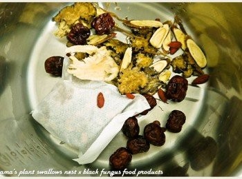 step3: 將人蔘雞燉料包的藥材用清水稍微清洗後，丟入內鍋中。