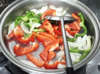 step3: 原鍋下油，炒洋蔥，青紅椒至軟身