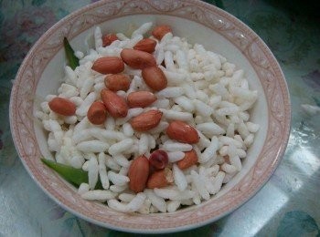 step8: 上面撒上炒米和鹹脆花生