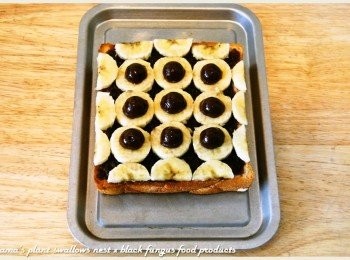 step4: 將黑木耳QQ圓剖半後，同樣也依序排列在吐司片上。