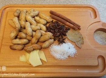 step1: 花生用清水徹底洗凈。 鍋倒入可以沒過花生的水煲滾。