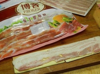 step4: 起司片切成培根寬度，每兩片合成一片，再放上一片博客培根