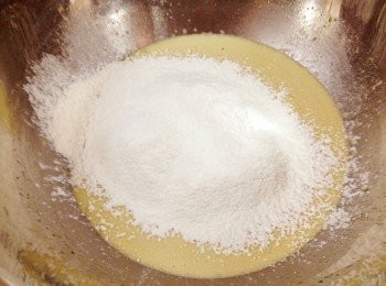 step4: 將低筋麵粉與泡打粉過篩加入, 用打蛋器攪拌均勻即可.