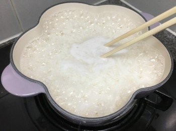 step4: 滾起後出現大粒魚眼泡, 轉中細火