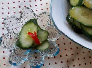 step5: 放到冰箱中醃 1 天即可取出食用 , 食用前先用冷開水沖一下 , 瀝乾了水淋上香油再食用