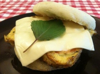 step2: 再吃一個滿福堡，就是營養均衡的早餐囉！