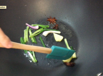 step3: 燒熱油，加入薑葱及八角炒香。