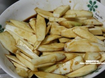 step7: 再將醬料和茭白筍後攪拌一下，就是葷素皆可的涼拌
茭白筍料理。