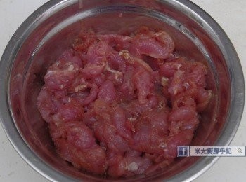 step1: 豬肉洗淨，切成薄片，用少許醬油、酒和麻油(香油)醃15分鐘。
