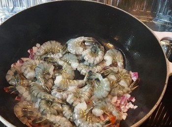 step4: 再將海蝦加入，煎至金黃色。