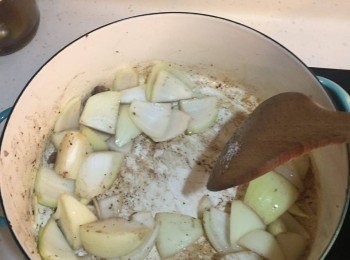 step4: 原鍋落油開中火，加少許鹽爆香洋蔥至軟身