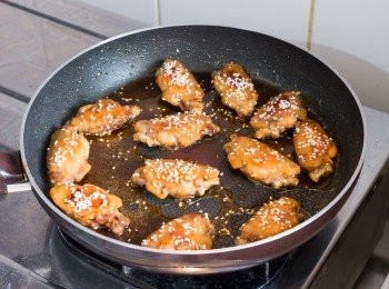 step9: 煮至醬汁滾起後下<a href="https://bit.ly/3zHU5V3" target="_blank" data-keyword="雞翼" class="guide-link"><strong>雞翼</strong></a> <span style="display:inline-block;vertical-align:middle;margin-top:-3px;color:initial;border-radius:3px;padding:2px 3px;font-size:12px;line-height:14px;background:#87d300;color:#fff;">即買</span> ，讓<a href="https://bit.ly/3zHU5V3" target="_blank" data-keyword="雞翼" class="guide-link"><strong>雞翼</strong></a> <span style="display:inline-block;vertical-align:middle;margin-top:-3px;color:initial;border-radius:3px;padding:2px 3px;font-size:12px;line-height:14px;background:#87d300;color:#fff;">即買</span> 都沾上醬汁，多煮 2 – 3 分鐘，再均勻地灑上白芝麻即成。