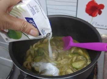 step5: 下椰漿(建議用較杰身這種，否則效果不一樣)， 魚露及糖調至啱自己的甜度。 （我覺得青咖哩要帶甜才似樣）。