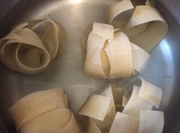 step4: 用剛才灼菠菜的滾水，灼熟扁意粉。