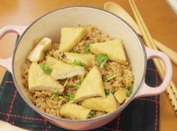 step6: 簡單又帶著香氣的油豆腐炊飯上桌^^"