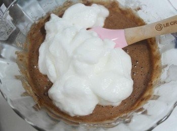 step6: 先取一些蛋白霜放入巧克力麵糊均勻拌勻~~ 拌勻後將剩餘的蛋白霜全倒入巧克力麵糊輕輕拌勻即可!!