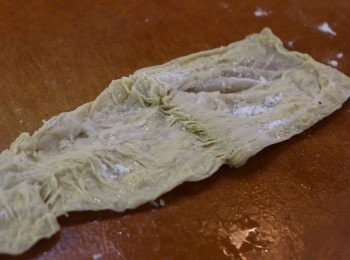 step8: 把豆包攤開（可加少許鹽調味），灑上少許粟粉。