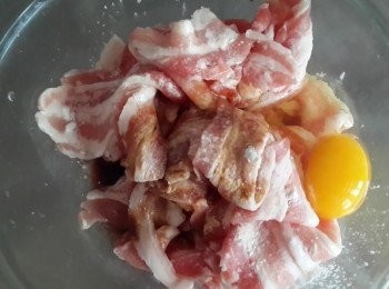 step1: 將薄切的五花肉先用醬油,蛋,太白粉一起放入碗中稍微醃制一下等他入味