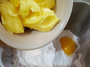 step2: 除黑蒜及杏仁碎外，將所有材料放入麵包機內，以Cookies模式開動。