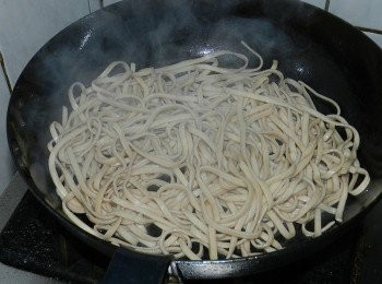 step3: 熱鍋後下豬油融化，再入麵條快炒